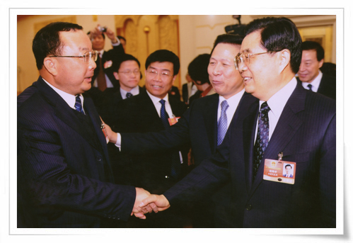 在十一屆全國人大會議上，時任中共中央總書記胡錦濤親切接見集團創始人劉慶年